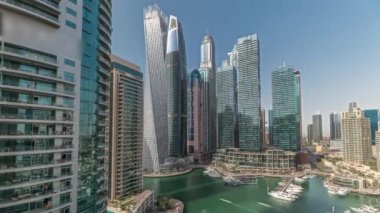 Panorama Dubai marinasının limandaki en yüksek gökdelenleri ve yatları gösteriyor..