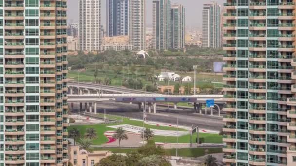 Воздушный вид на башни в зеленой зоне района Timelapse от пристани для яхт Дубая. — стоковое видео
