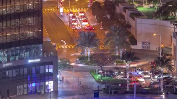 Vista aérea de um cruzamento circular entre arranha-céus em uma grande cidade noite timelapse. — Vídeo de Stock