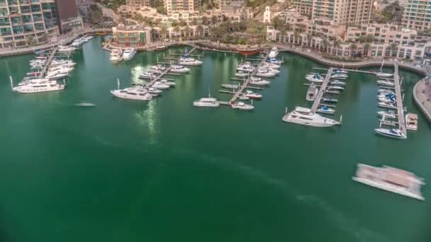 Barcos de lujo y yates atracados en Dubai Marina aerial timelapse. — Vídeos de Stock