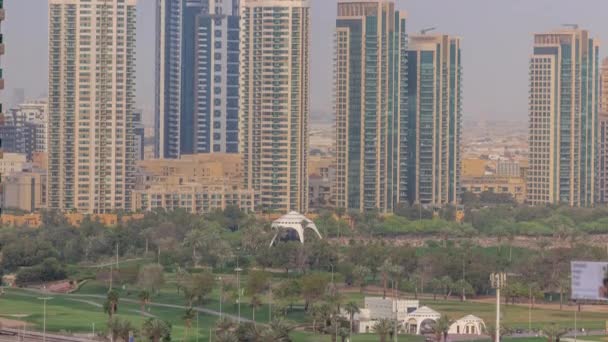 Vista aérea de las torres en la zona verde del distrito timelapse desde Dubai Marina. — Vídeos de Stock