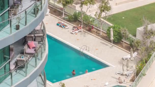 Piscina vista desde arriba timelapse, Vista aérea en Dubai marina. — Vídeo de stock