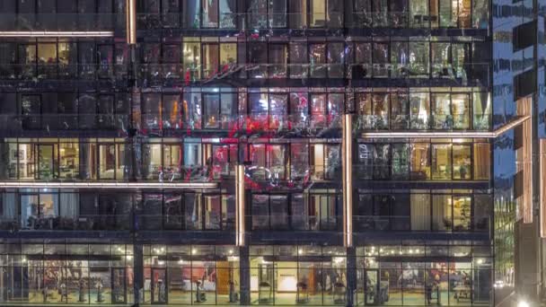 Çok katlı binaların pencerelerinde düz gece panoramasında çok renkli ışık var.. — Stok video