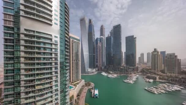 Dubai marina legmagasabb felhőkarcolók és jachtok a kikötő légi egész nap timelapse. — Stock videók
