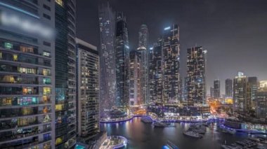 Panorama Dubai marinasının limandaki en yüksek gökdelenleri ve yatları gösteriyor..