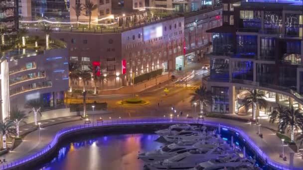 Waterfront promenade with palms in Dubai Marina aerial night timelapse. — Stockvideo