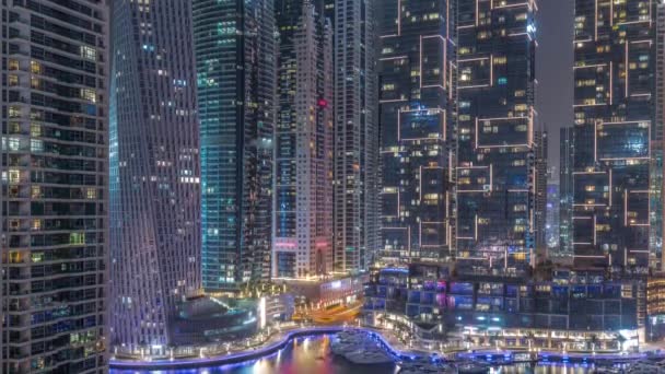 Ντουμπάι Μαρίνα πολυτελή τουριστική περιοχή με ουρανοξύστες και πύργους γύρω από κανάλι εναέρια όλη τη νύχτα timelapse — Αρχείο Βίντεο