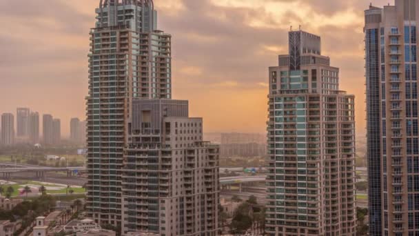Sunrise felett Dubai Marina luxus turisztikai kerület felhőkarcolók és tornyok körül csatorna légi időelapszus — Stock videók