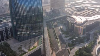 Dubai şehir merkezinin hava manzarası alışveriş merkezi ve trafik yukarıdan gelen bir zaman aralığı, BAE