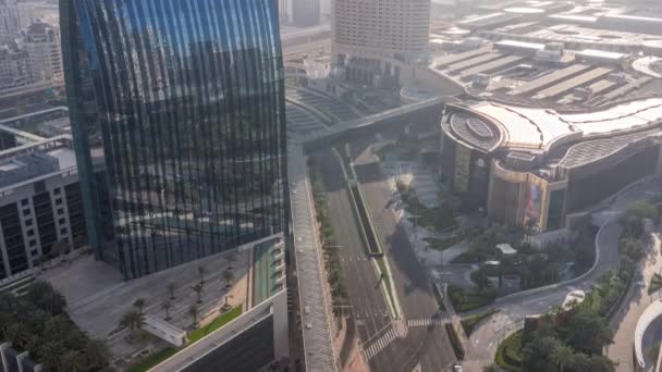 Panorama aéreo del centro de Dubai con centro comercial y tráfico en una calle timelapse desde arriba, Emiratos Árabes Unidos — Vídeo de stock