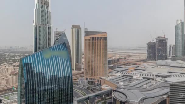 Panorama aéreo do centro de Dubai com shopping center e tráfego em uma rua timelapse de cima, Emirados Árabes Unidos — Vídeo de Stock