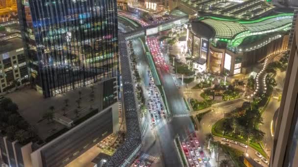 Panorama powietrzna śródmieścia Dubaju z centrum handlowym i ruchem na ulicy nocy timelapse z góry, Zjednoczone Emiraty Arabskie — Wideo stockowe