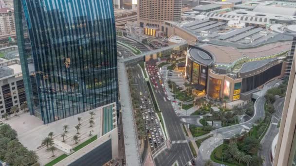 Panorama aereo del centro di Dubai con centro commerciale e traffico in una strada giorno a notte timelapse dall'alto, Emirati Arabi Uniti — Video Stock
