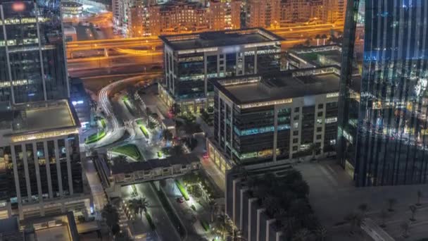 Panorama aéreo del centro de Dubái con edificios de oficinas y tráfico en una calle nocturna timelapse desde arriba, Emiratos Árabes Unidos — Vídeo de stock