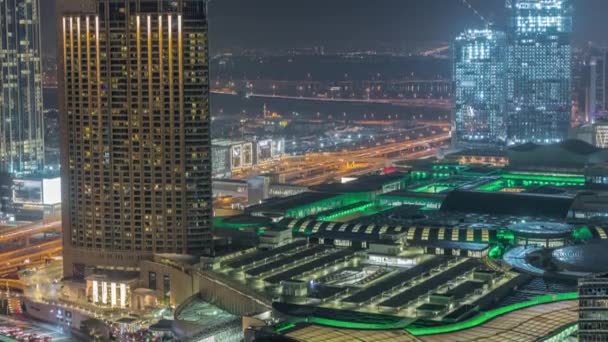 Εναέρια πανόραμα του Downtown Dubai με εμπορικό κέντρο και την κυκλοφορία σε ένα δρόμο νύχτα timelapse από πάνω, ΗΑΕ — Αρχείο Βίντεο