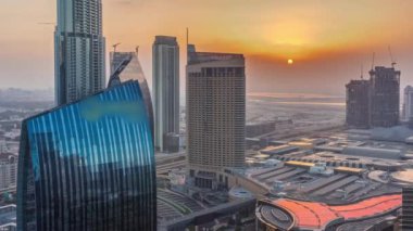 Dubai şehir merkezindeki hava gündoğumu manzarası alışveriş merkezi ve trafik yukarıdan gelen bir zaman aralığında, BAE