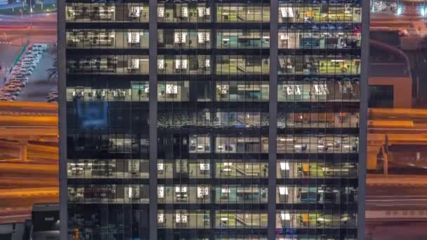 Tampilan luar jendela di kantor-kantor sebuah bangunan kelas tinggi di malam hari timelapse — Stok Video