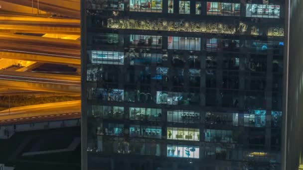 Utanför utsikt över fönster i kontor i en högklassig byggnad på natten timelapse — Stockvideo