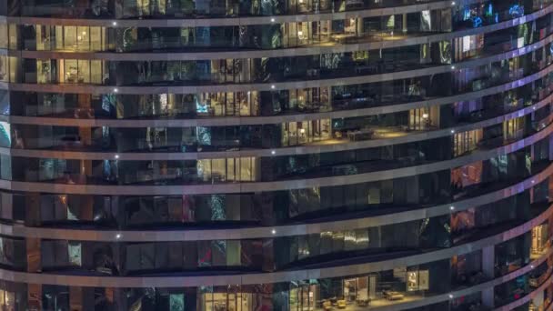 Vista exterior de ventanas en apartamentos de un edificio de clase alta en horario nocturno — Vídeos de Stock