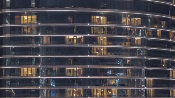 Vista exterior de ventanas en apartamentos de un edificio de clase alta en horario nocturno — Vídeos de Stock