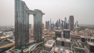 Fütürist Dubai Şehir Merkezi ve finans bölgesi gökyüzü günü ve gece zamanı.
