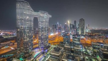 Fütürist Dubai Şehir Merkezi ve finans bölgesi ufuk çizgisi gökyüzü tüm gece boyunca zamanlaması.