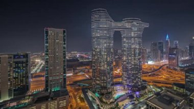 Panorama fütüristik Dubai Şehir Merkezi 'ni ve finans bölgesinin ufuk çizgisi gece zaman çizelgesini gösteriyor..