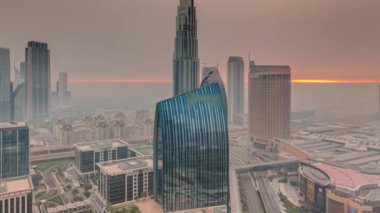 Fütürist Dubai Şehir Merkezi ve finans bölgesi gün doğumunda gökyüzünde hızla yükseliyor..