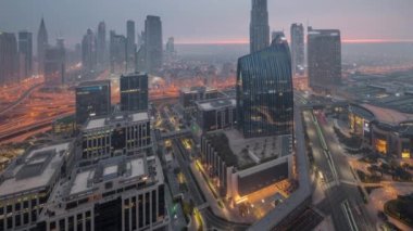 Fütürist Dubai Şehir Merkezi ve finans bölgesi gökyüzü gece gündüz.