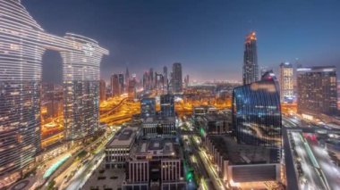 Fütürist Dubai Şehir Merkezi ve finans bölgesi gökyüzü gece gündüz.