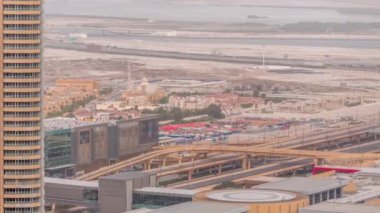 Dubai şehir merkezindeki işlek bir yol üzerindeki genel ulaşım manzarası. Hava zaman çizelgesi, Birleşik Arap Emirlikleri.