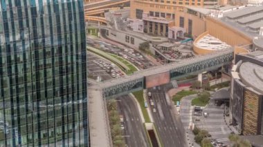 Dubai şehir merkezindeki işlek bir yol üzerindeki genel ulaşım manzarası. Hava zaman çizelgesi, Birleşik Arap Emirlikleri.