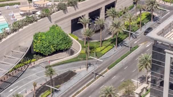 Vista aerea del trasporto su una strada trafficata nel centro di Dubai timelapse aerea, Emirati Arabi Uniti — Video Stock