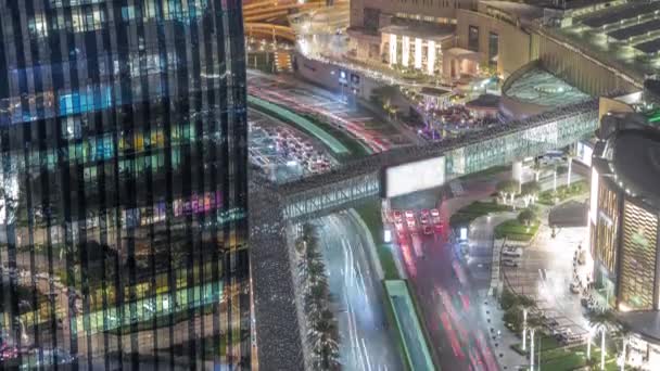 Vue aérienne des transports sur une route animée dans le centre-ville de Dubaï timelapse de nuit aérienne, Émirats arabes unis — Video
