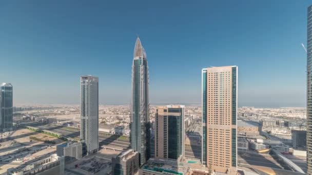 Niebo widok na drapacze chmur i hotele w Dubaju centrum lotnicze timelapse. — Wideo stockowe