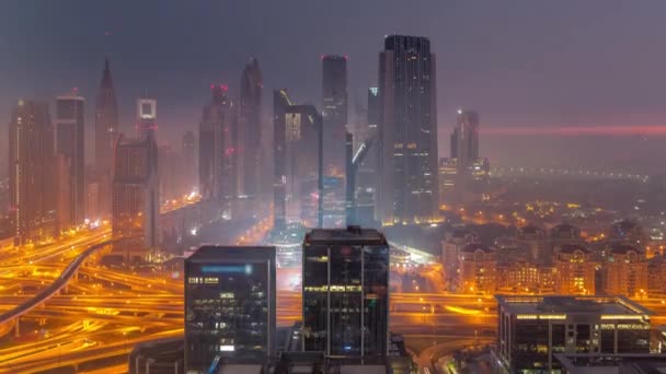 Panorama del quartiere Dubai Financial Center con grattacieli alti con illuminazione notte a giorno timelapse. — Video Stock