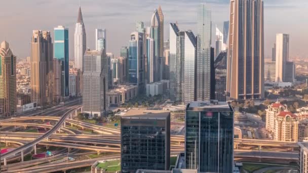 Panorama des Dubai Financial Center mit hohen Wolkenkratzern im Zeitraffer. — Stockvideo