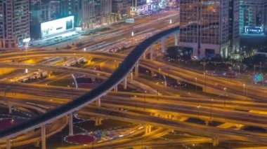 Dubai şehir merkezindeki karayolu kavşağı ve üst geçidi..