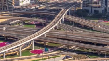 Dubai şehir merkezindeki otoyol kavşağı ve üst geçidi..