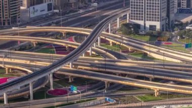 Dubai şehir merkezindeki otoyol kavşağı ve üst geçidi..