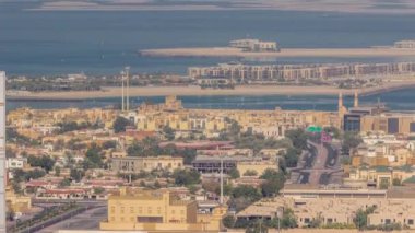 Şehir merkezindeki gökdelenden Dubai şehrindeki birçok apartman ve villanın hava manzarası.