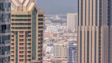 Dubai şehrindeki birçok apartman ve liman manzarası gökdelenden çekilmiş.