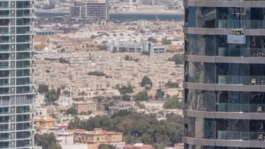 Şehir merkezindeki gökdelenden Dubai şehrindeki birçok apartman ve villanın hava manzarası.