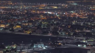 Şehir merkezindeki gökdelenden Dubai şehrindeki birçok apartman ve villanın hava görüntüsü.