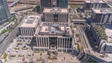 Dubai şehir merkezindeki ofis binaları..