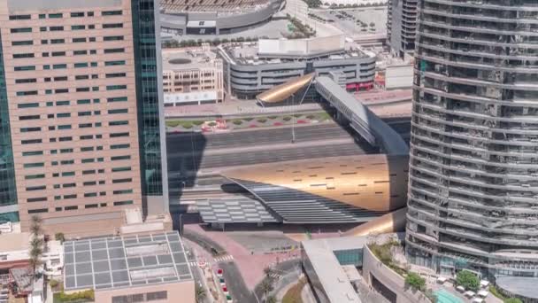 Rušný Sheikh Zayed Road provozu letecké timelapse, výstup ze stanice metra v centru města Dubaj — Stock video
