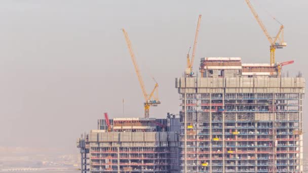 Bangunan tinggi dalam pembangunan dan derek tiLapse — Stok Video
