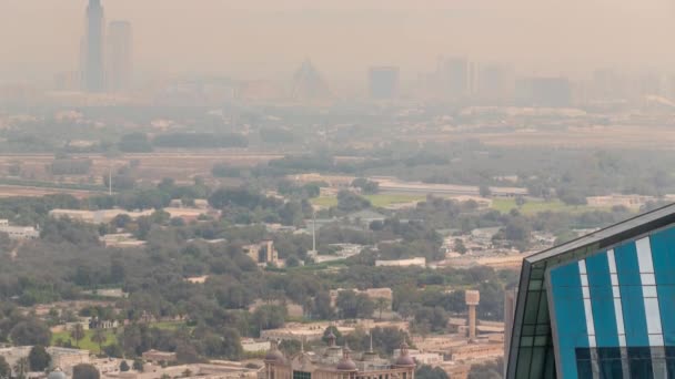 Vista aérea de las casas en Deira y Dubai arroyo con edificios antiguos y modernos timelapse. — Vídeos de Stock