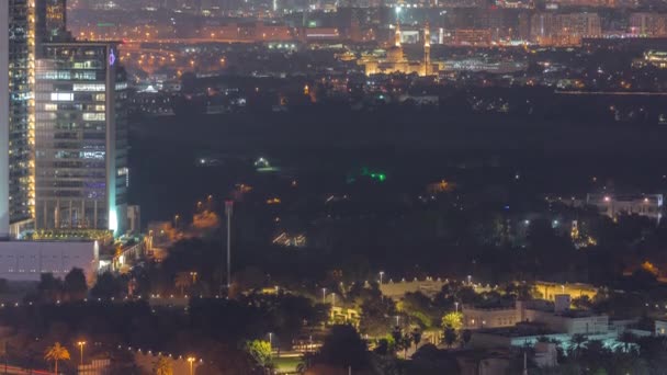 Vue aérienne des maisons dans le quartier de Deira et Dubai Creek avec des bâtiments anciens et modernes typiques timelapse de nuit. — Video