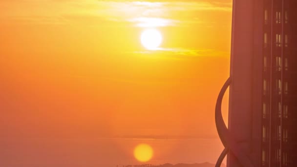 Zachód słońca nad morzem w pobliżu kanału Dubaju z pomarańczowym powietrznym timelapse nieba. — Wideo stockowe